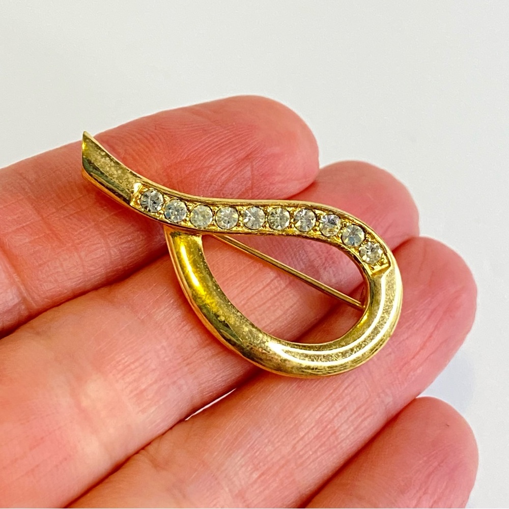 Vintage Trifari Brooch Gold Tone Rhinestone Modernist Ribbon Design Pin Jewelry